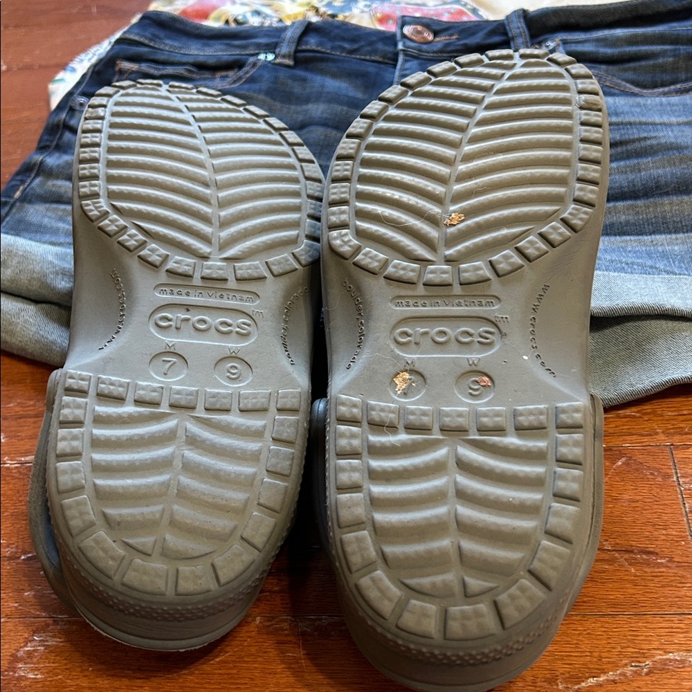Grey Crocs - Picture 5 of 8